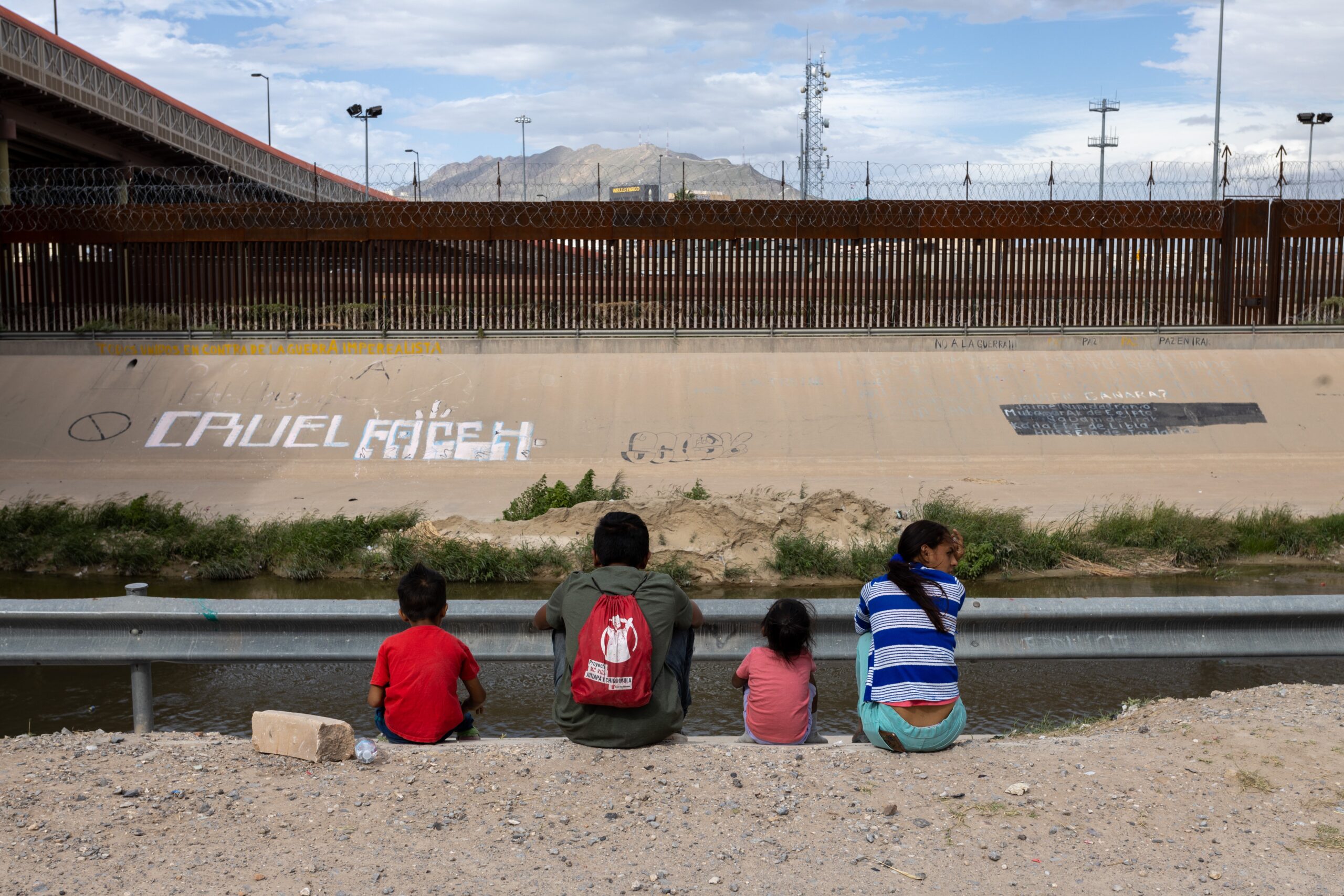 La détention des enfants migrants dans le désert au bord de la frontière américano-mexicaine